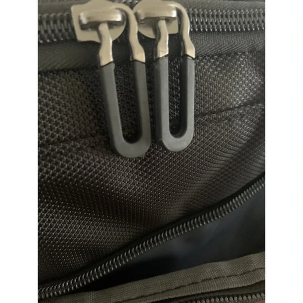 Generic‎ Black Duffle Bag with Shoulder Strap NWOT